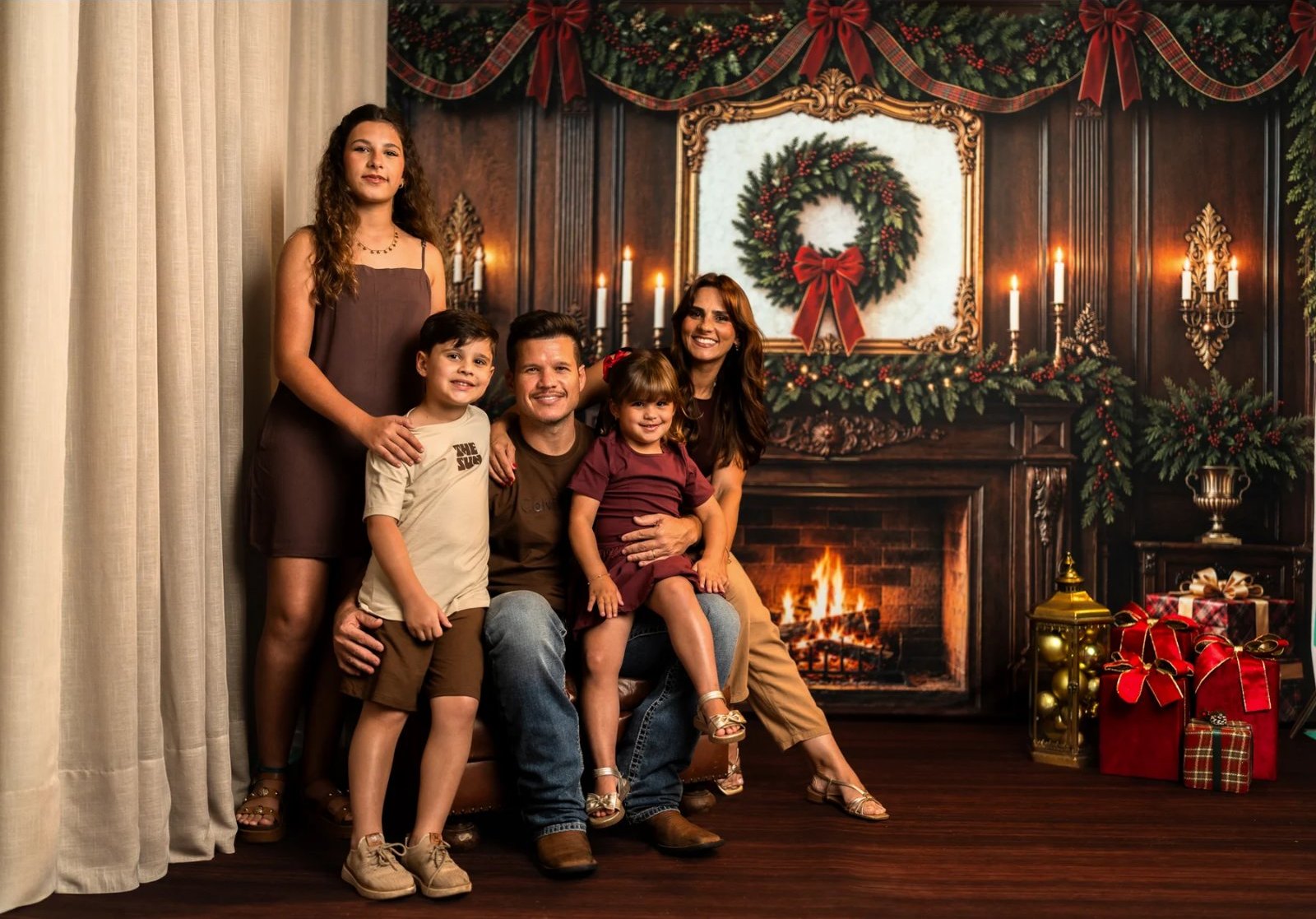 Ensaio em família com o fundo fotográfico Natal Lareira Escura